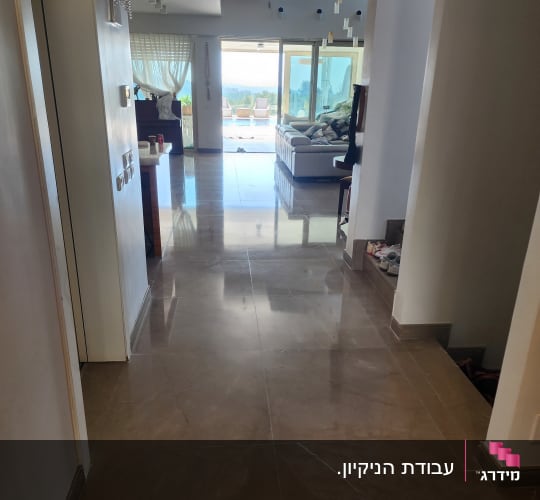 ריצוף מבריק ונקי במסדרון דירה שבוצע בו ניקוי ופוליש